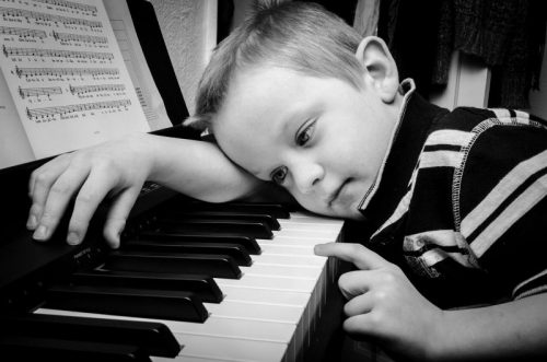 ピアノに触る男の子